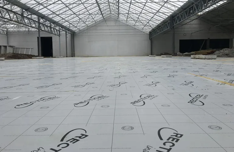 Magazijn of sporthal met Recticel Eurofloor vloerisolatieplaten